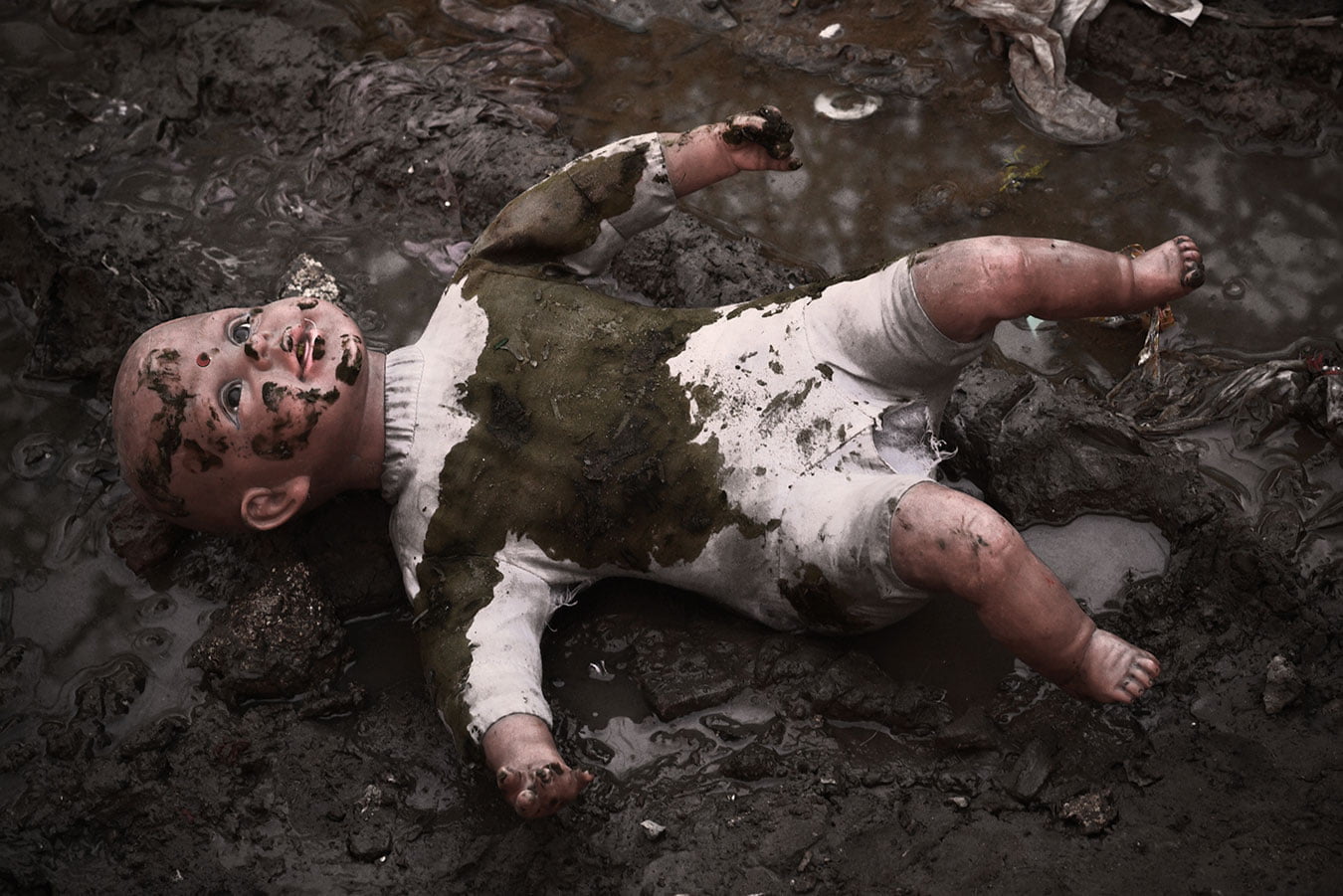 1_rotten_childhood_child_abuse_photography