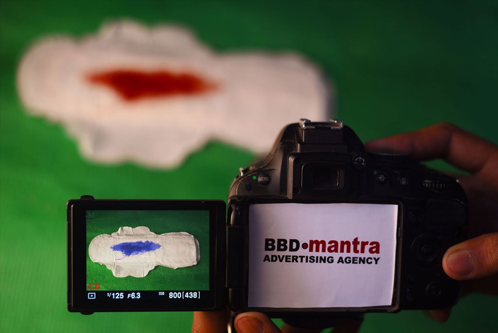 5_advertisment_red-stains-blue-period-menstruation