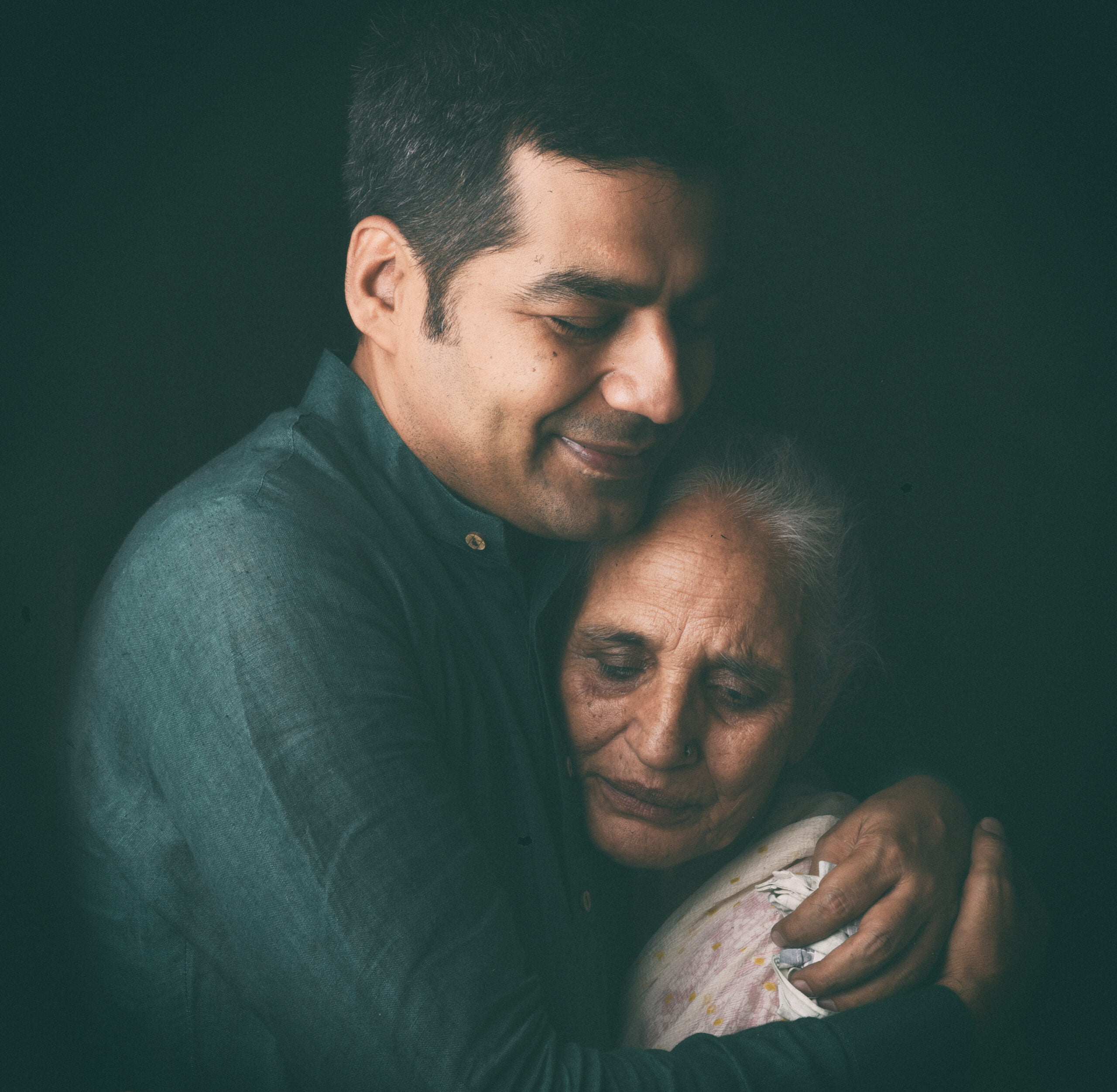 6_Photographer Niraj Gera with an Old Age Home Resident
